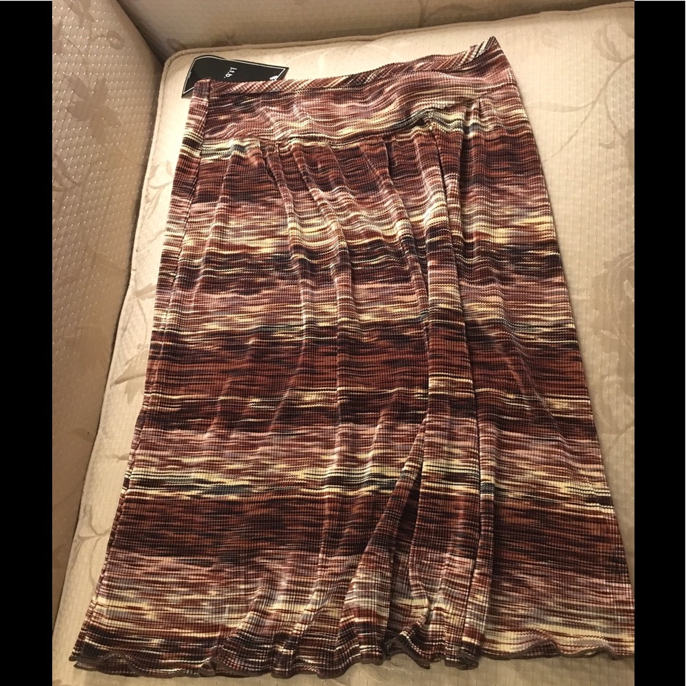 J T B  Skirt w stretchy waist, slight ruffled hem